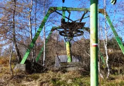 Gli impianti arruginiti della vecchia sciovia deturpano un panorama incantevole